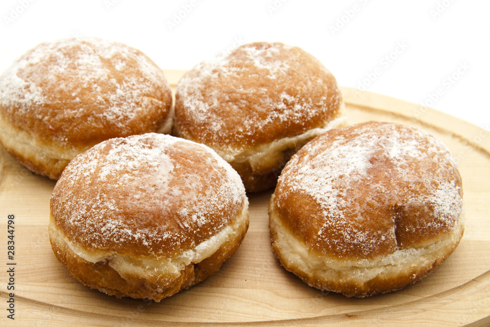 Krapfen auf Schneidebrett