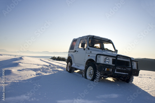 SUV on snow © sanyo