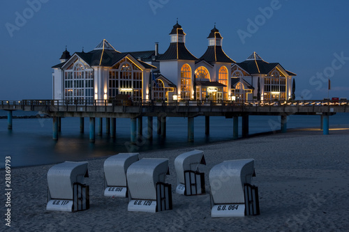 selliner seebrücke bei nacht photo