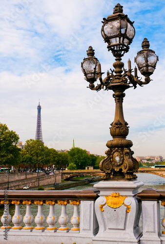 Street lantern on the Alexandre III Bridge against the Eiffel To © Valeri Luzina