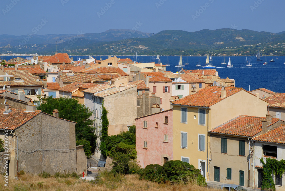 Village de Saint Tropez, et sa baie bordée de montagnes