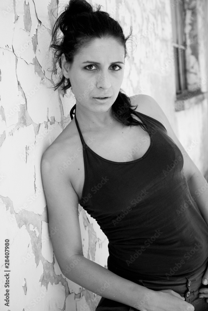 donna contro un muro donna contro un muro