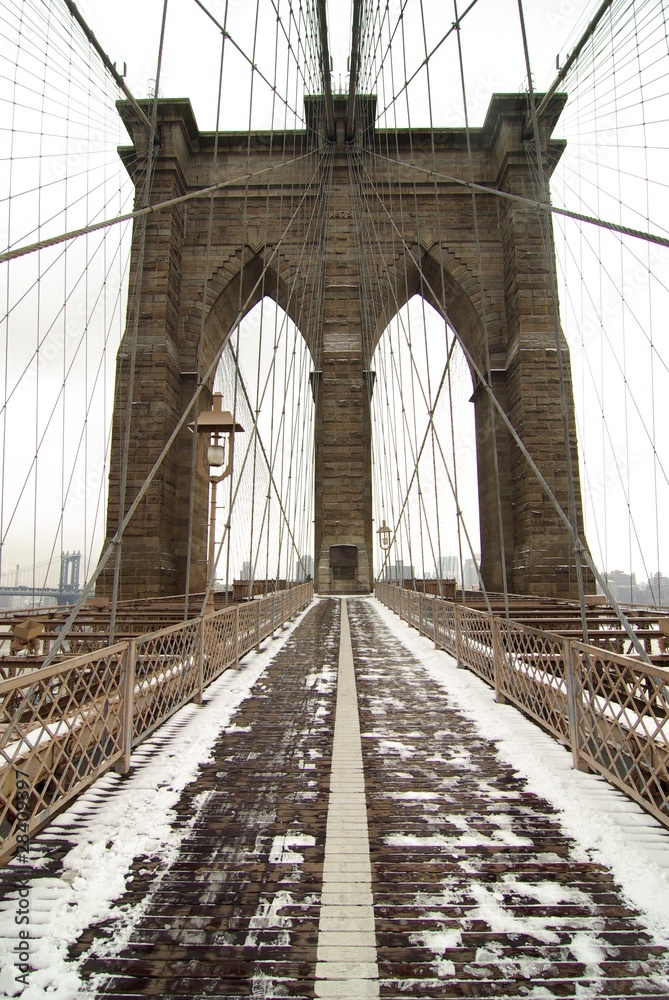 Fototapeta premium Pont de Brooklyn sous la neige