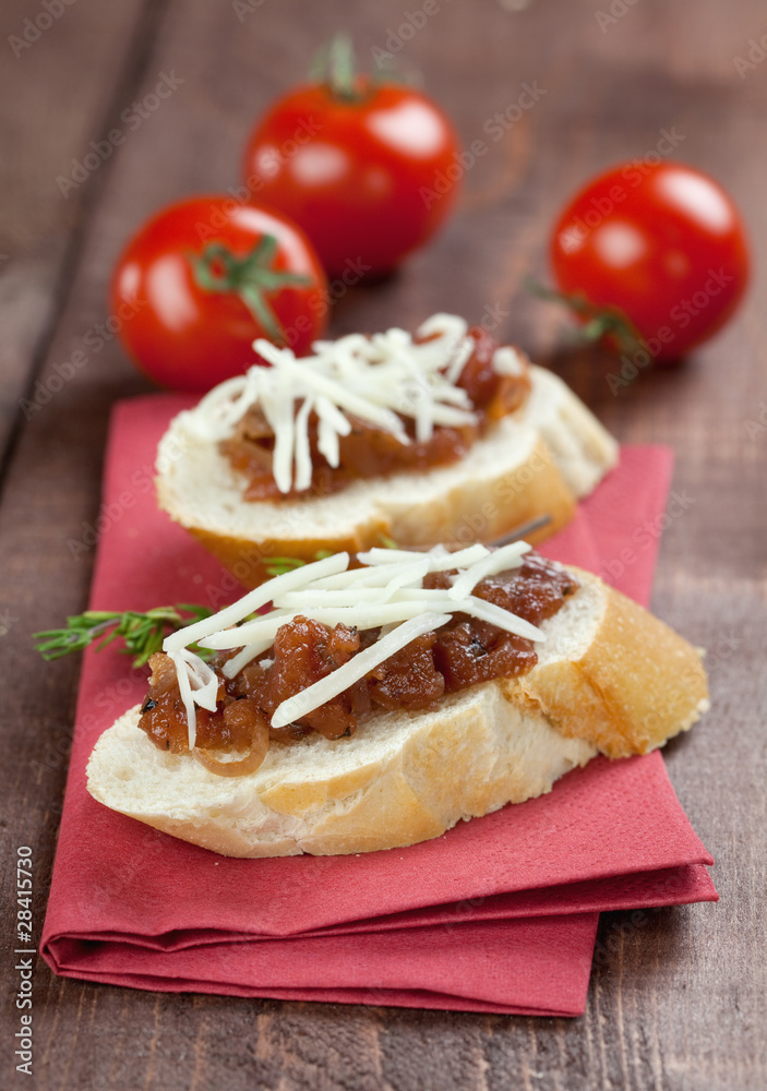 Chutney mit Tomaten auf Baguette Chutney mit Tomaten auf Baguette