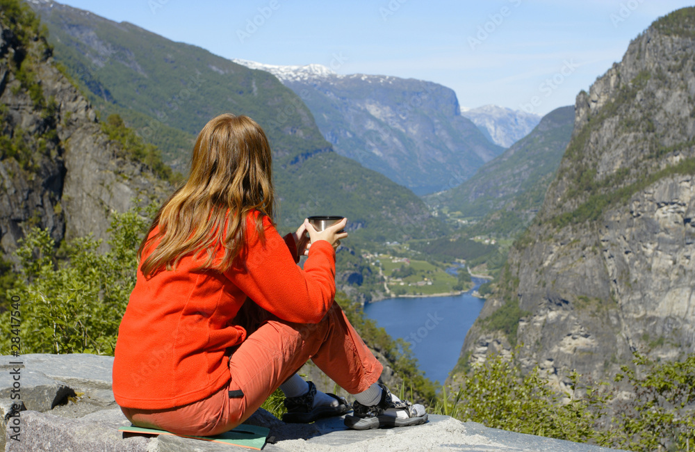 Naklejka premium girl hiker looking at the fjord