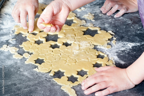 zwei Kinder backen Plätzchen