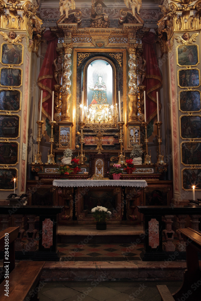 interno chiesa con altare interno chiesa con altare