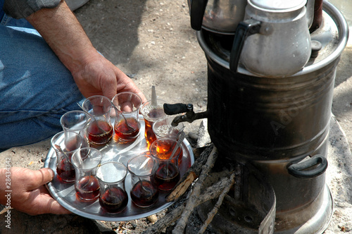 notre hôte nous sert le çay photo