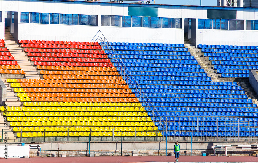 Obraz premium Pusty stadion piłkarski i trybuny