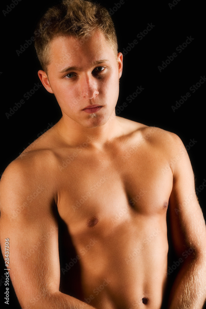 Fototapeta premium Junger Mann mit nacktem Oberkörper