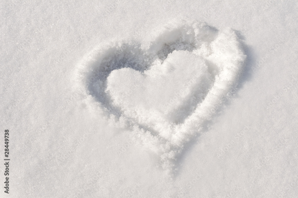 Coeur dessiné dans la neige