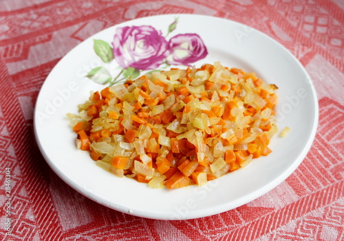 Жареные морковь и лук на тарелке