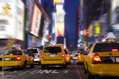Żółta taksówka na Time Square w Nowym Jorku