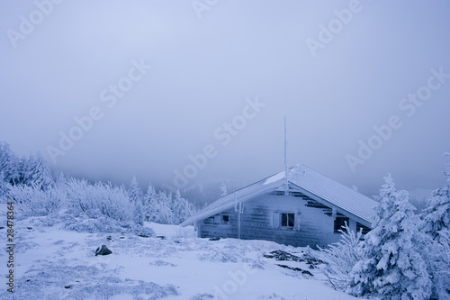 Berghütte im Schnee © by-studio