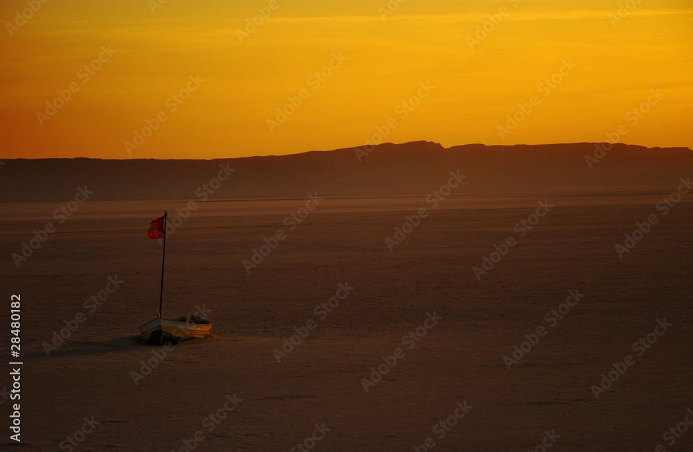 wschód słońca na słonym jeziorze, Tunezja - obrazy, fototapety, plakaty 