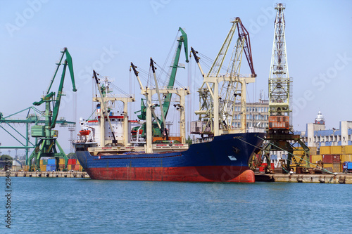 Cargo ship moored in port © Presiyan Panayotov