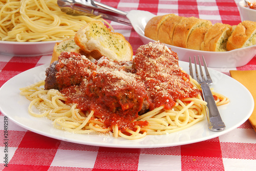 Spaghetti and garlic toast