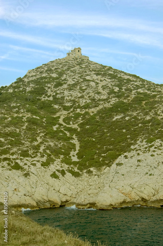 Burgruine auf einem Berg in den französischen Calanques photo