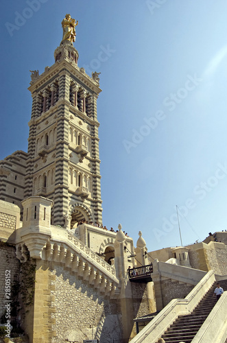 Vorderansicht der Kirche NOTRE DAME DE LA GARDE in Marseille #28505152