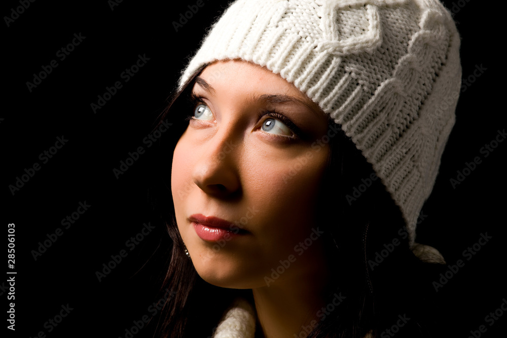 Ritratto donna con cappellino di lana su sfondo nero Ritratto donna con cappellino di lana su sfondo nero