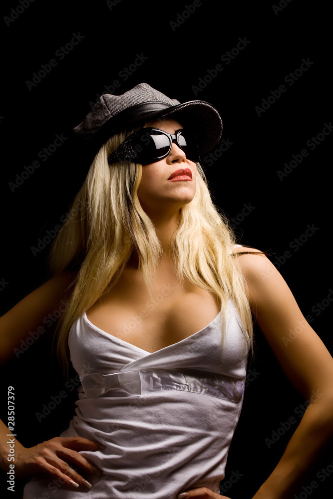 Foto de Donna sexy con cappello e occhiali da sole su sfondo nero do Stock  | Adobe Stock