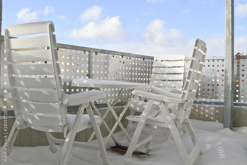 Obraz premium Gartenmöbel im Schnee