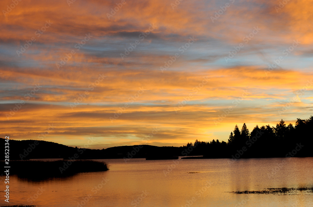 Obraz premium orange lake dawn