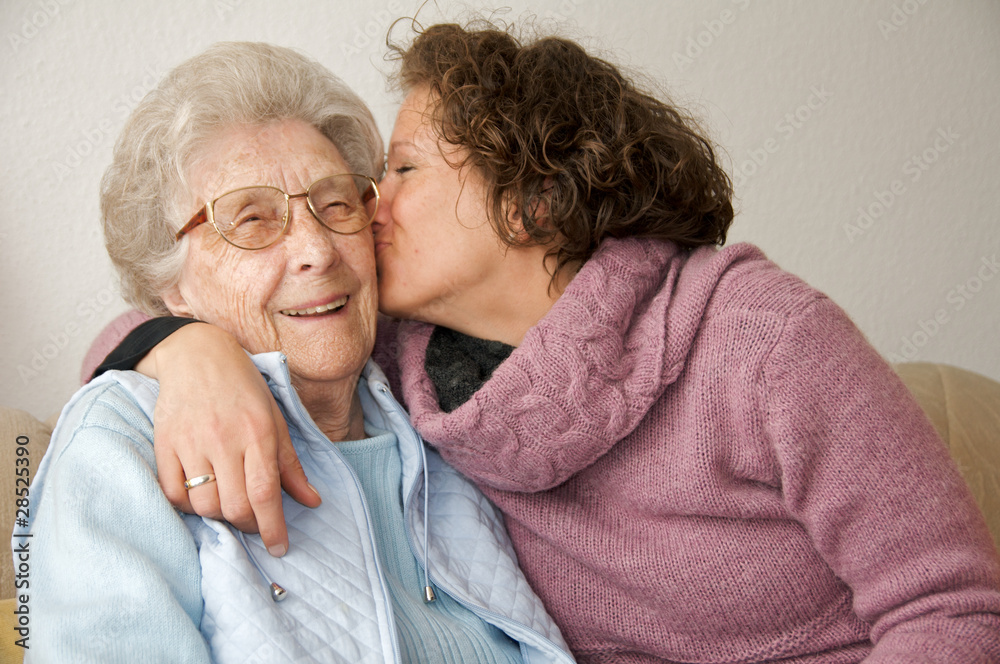 1 she takes her grandmother. 1 she takes her grandmother. Бабушка с внучкой пекут пироги. 1 she takes her grandmother. Филлида.