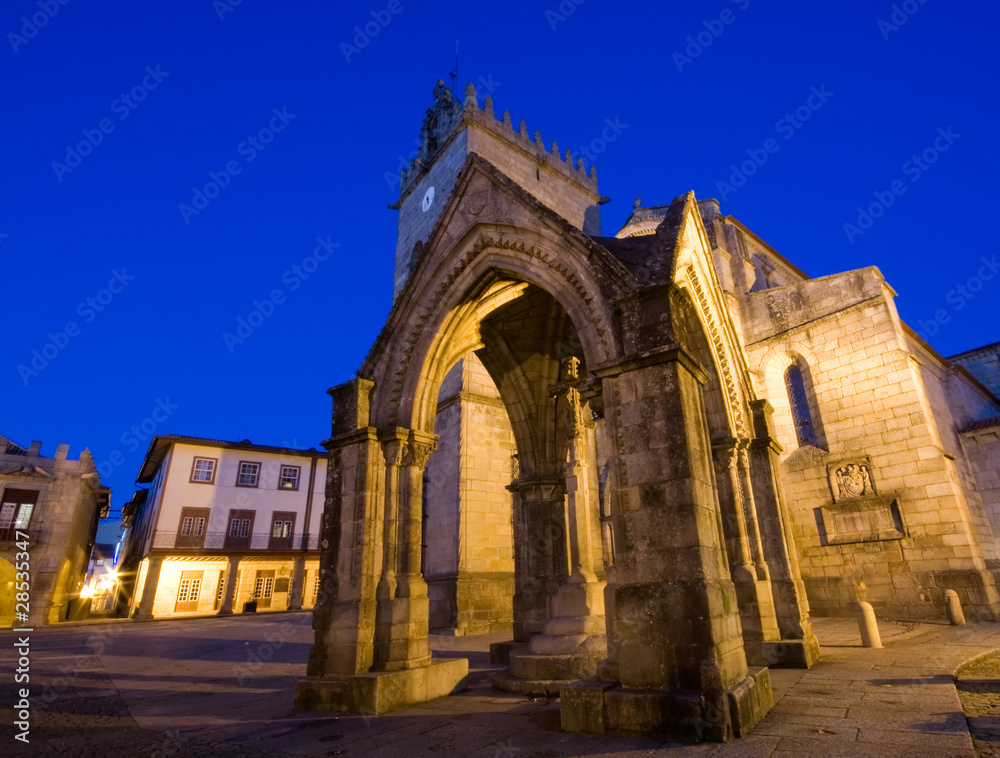 Fototapeta premium Night view of Praça Santiago in the center of Guimaraes city in