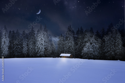 Berghütte in Winternacht