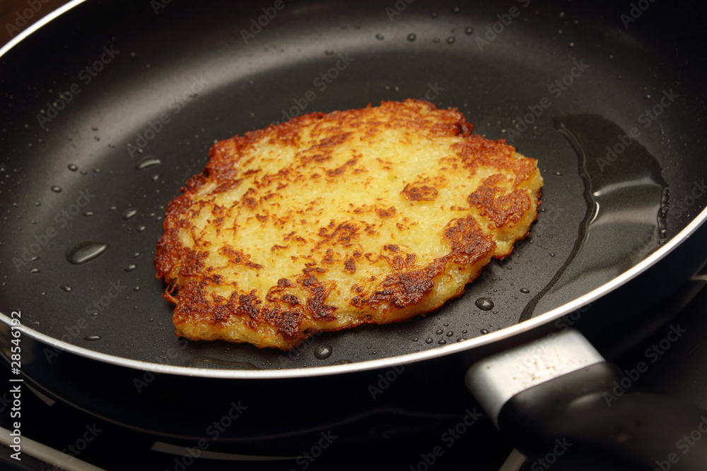 Kartoffelpuffer in der Pfanne Kartoffelpuffer in der Pfanne