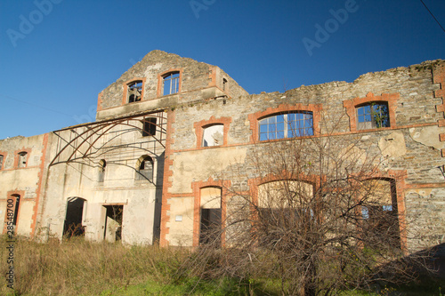 ruine d'ancienne usine corse (village de folelli)