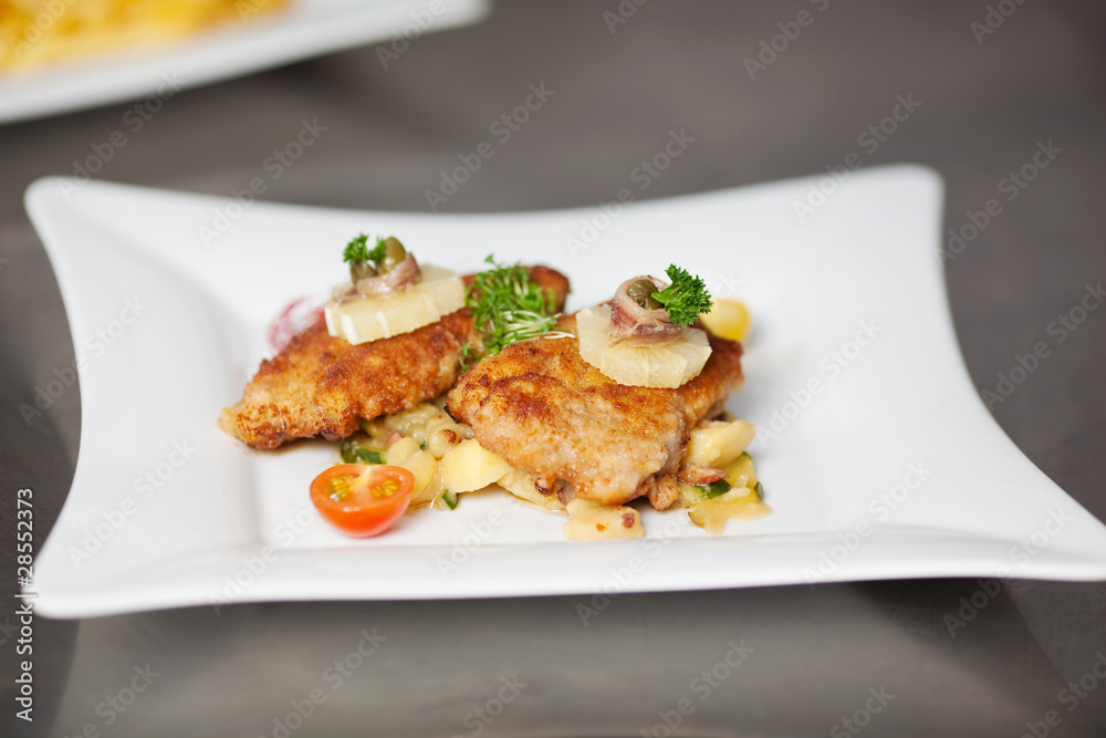 teller mit schnitzel teller mit schnitzel