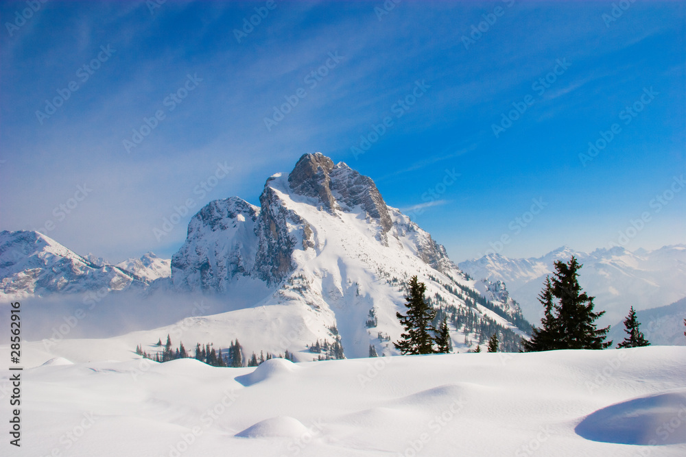 Berg im Schnee bei Sonnenschein und blauem Himmel im Winter