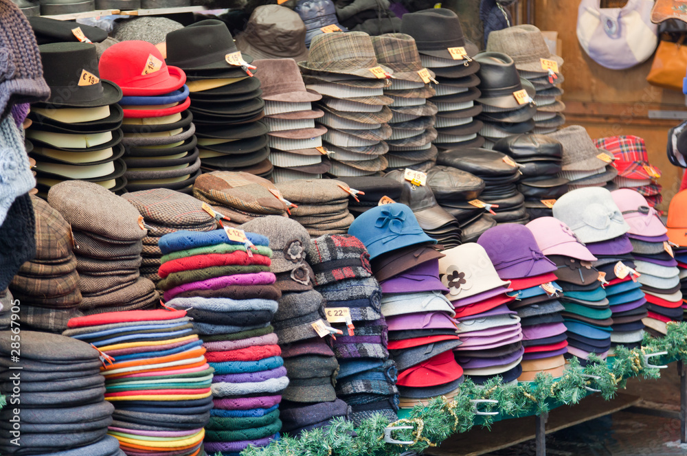 Cappelli in vendita al mercato di San Lorenzo a Firenze Stock Photo | Adobe  Stock