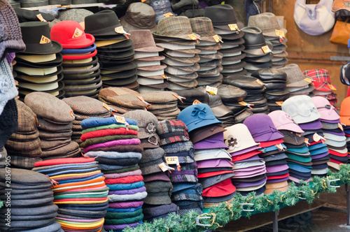 Cappelli in vendita al mercato di San Lorenzo a Firenze