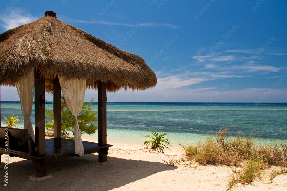 Hütte am Strand mit türkis farbenem Meer auf Insel, Gili Islands