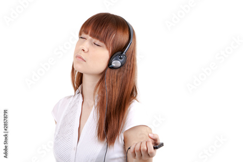 Девушка слушает музыку