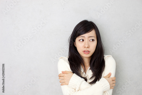 Bild auf Leinwand 寒さに震える女性