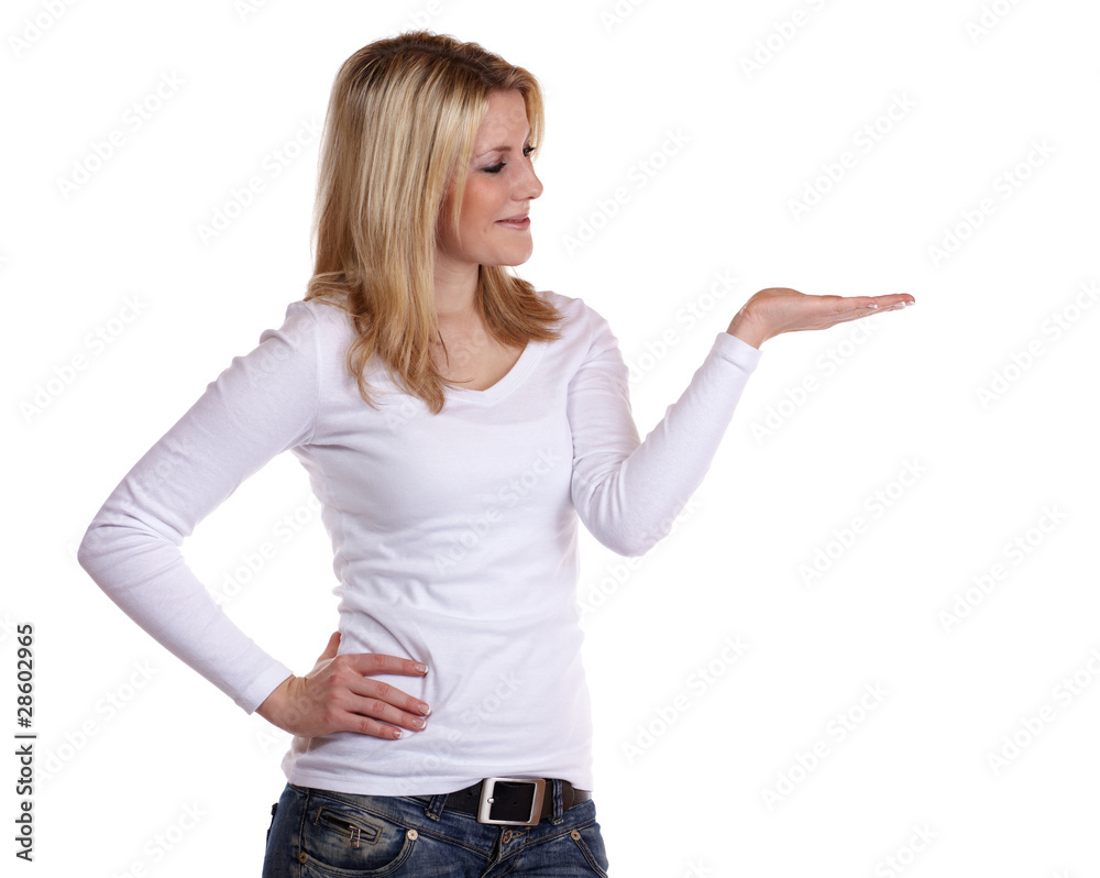 junge Frau präsentiert junge Frau präsentiert