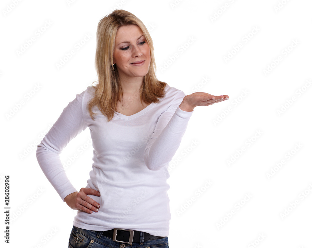 junge Frau präsentiert junge Frau präsentiert