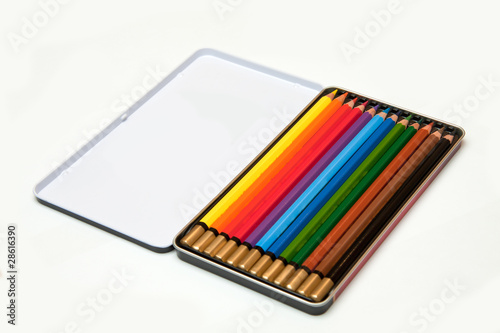 открытый металлический футляр с цветными карандашами