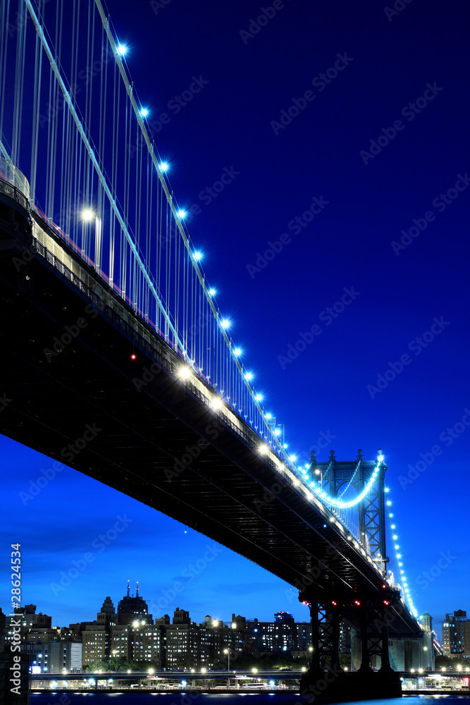 Obraz premium New York City Skyline and Manhattan Bridge At Night