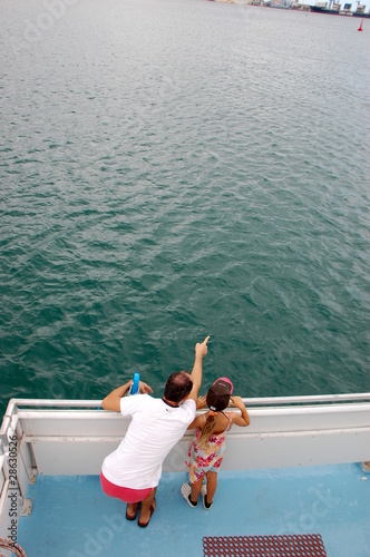 Le père et la fille sur le bateau © Christelle.delforge
