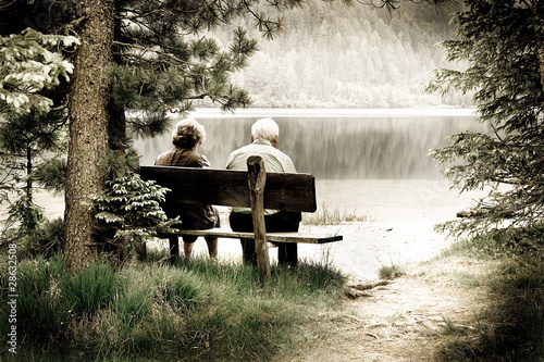 coppia di anziani in riva al lago photo