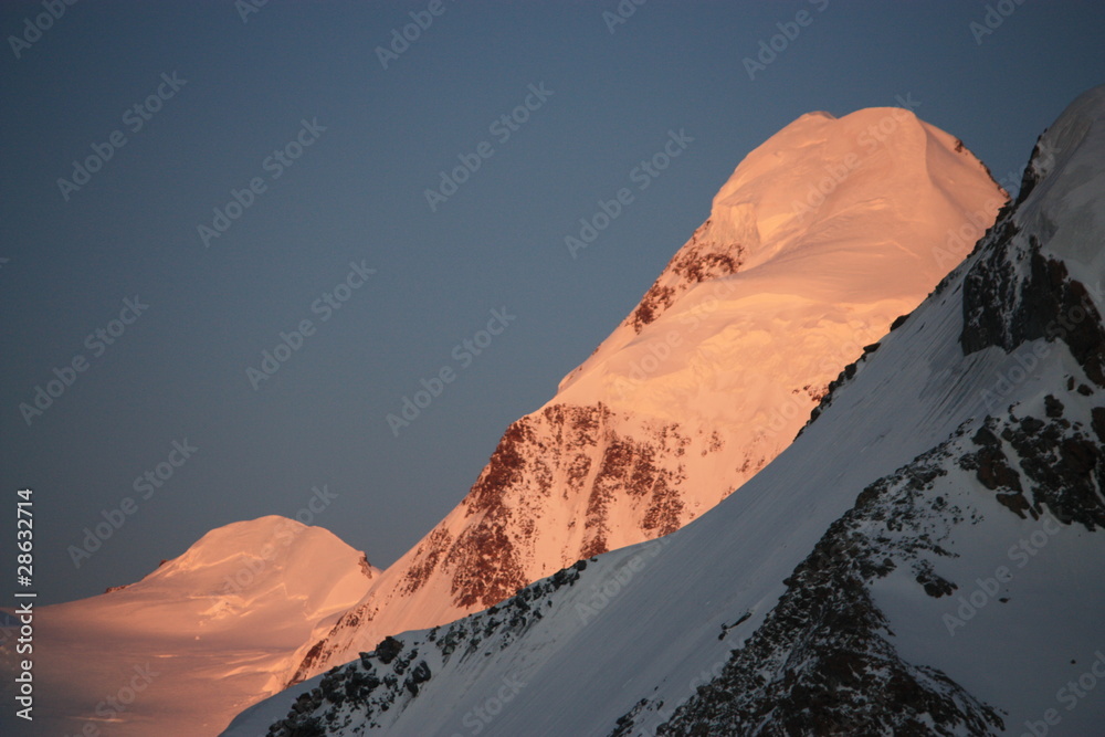 Naklejka premium coucher de soleil sur les alpes suisses