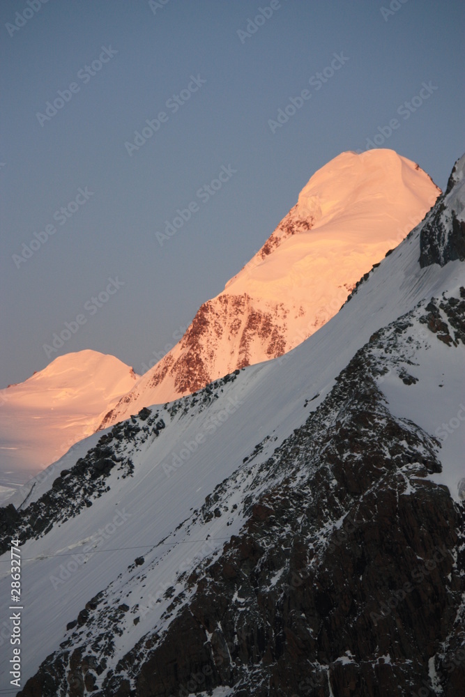 coucher de soleil sur les Alpes suisses