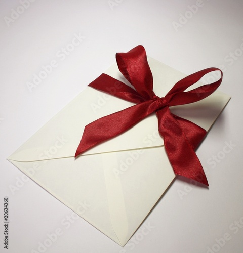 Brief mit roter Schleife