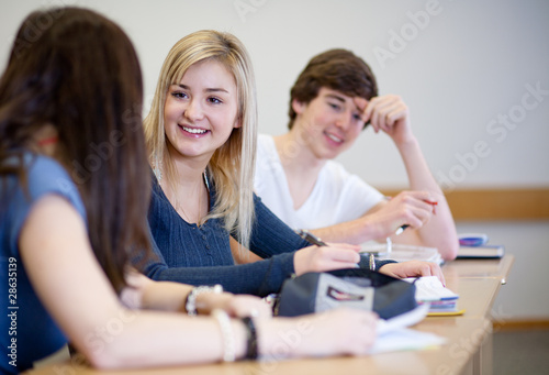 Fotografie glückliche interessierte Studentin
