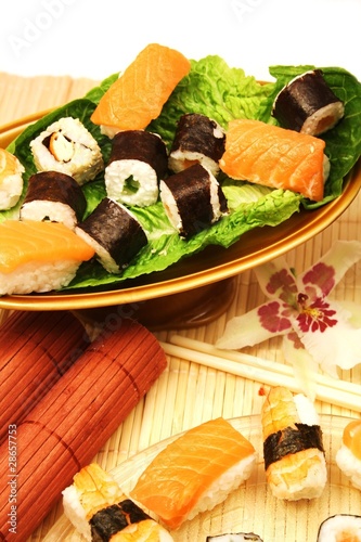 gedeckter Tisch mit Sushi
